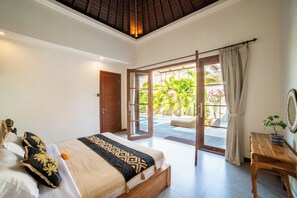 Quarto casal luxo, 3 quartos | Individualmente mobiliados, ferros/tábuas de passar roupa