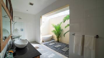 Quarto casal luxo, 3 quartos | Banheiro | Banheira e chuveiro separados, secador de cabelo, toalhas de banho