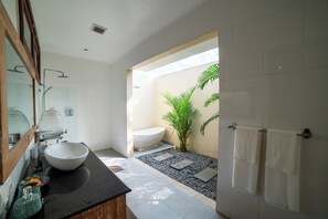 デラックス ダブルルーム 3 ベッドルーム | バスルーム | 個別の浴槽とシャワー、ヘアドライヤー、タオル、石鹸