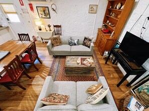 Smart TV, books - Cottage Bliss on Moonta Main St - Your Perfect cozy Moonta getaway! (Moonta)