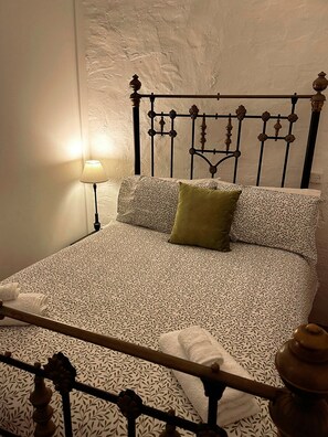 2 bedrooms, iron/ironing board, travel cot, free WiFi