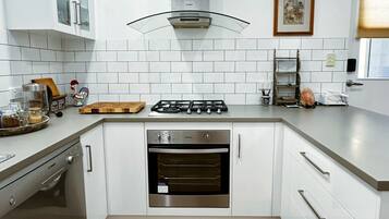 ثلاجة، ميكروويف، فرن، موقد طهي مسطح