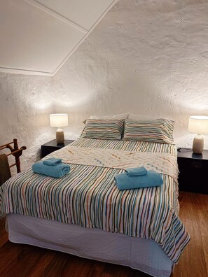 2 bedrooms, iron/ironing board, travel cot, free WiFi - Cottage Bliss on Moonta Main St - Your Perfect cozy Moonta getaway! (Moonta)