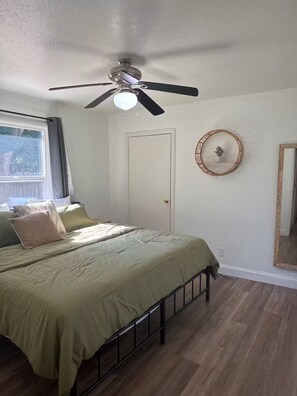 3 عدّة غرف نوم ومكواة/لوح كي وواي فاي مجانًا وملاءات أسرّة