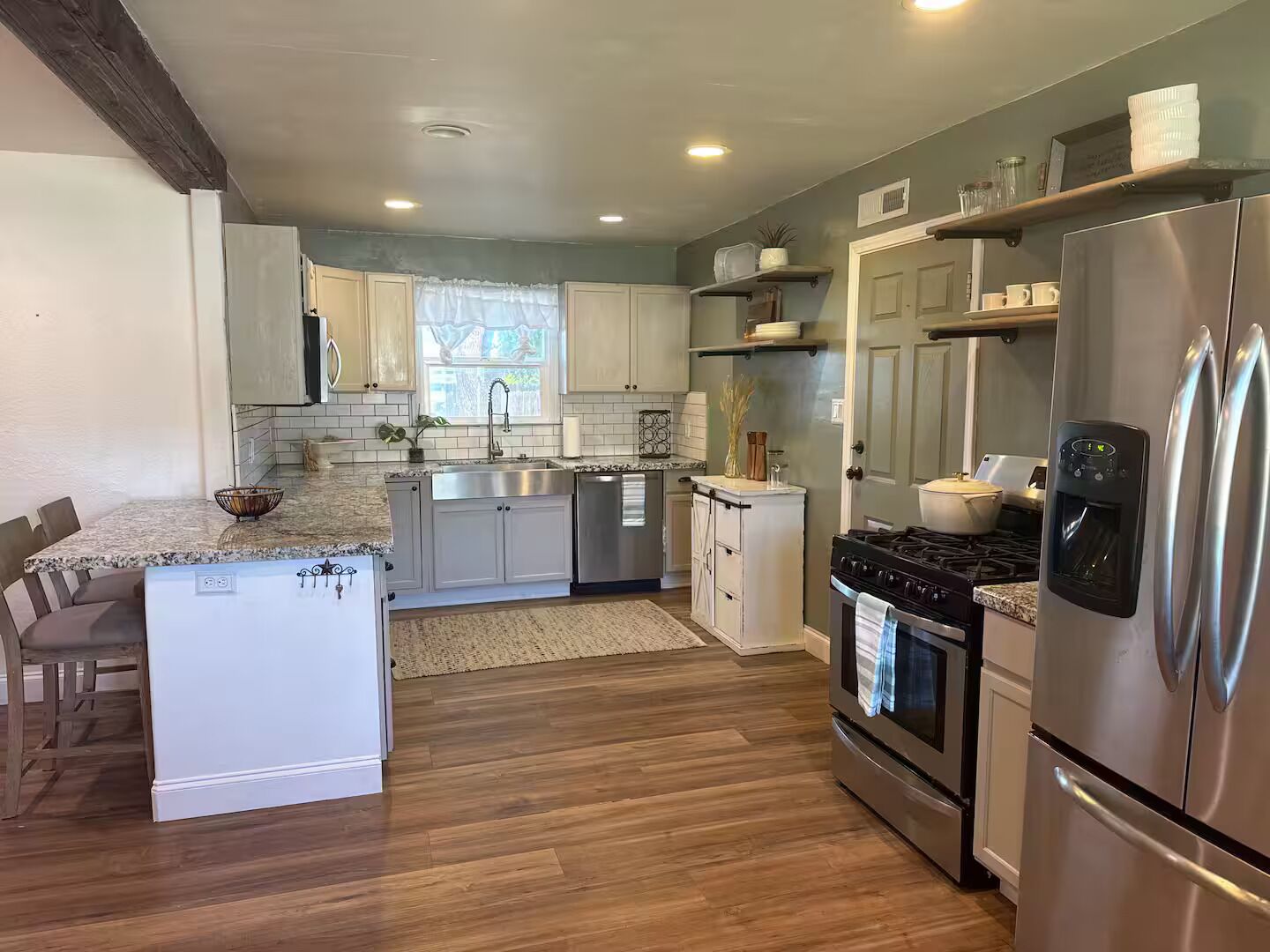 Jääkaappi, mikroaaltouuni, uuni, liesi