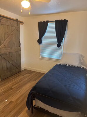 3 makuuhuonetta, silitysrauta/-lauta, ilmainen Wi-Fi, vuodevaatteet