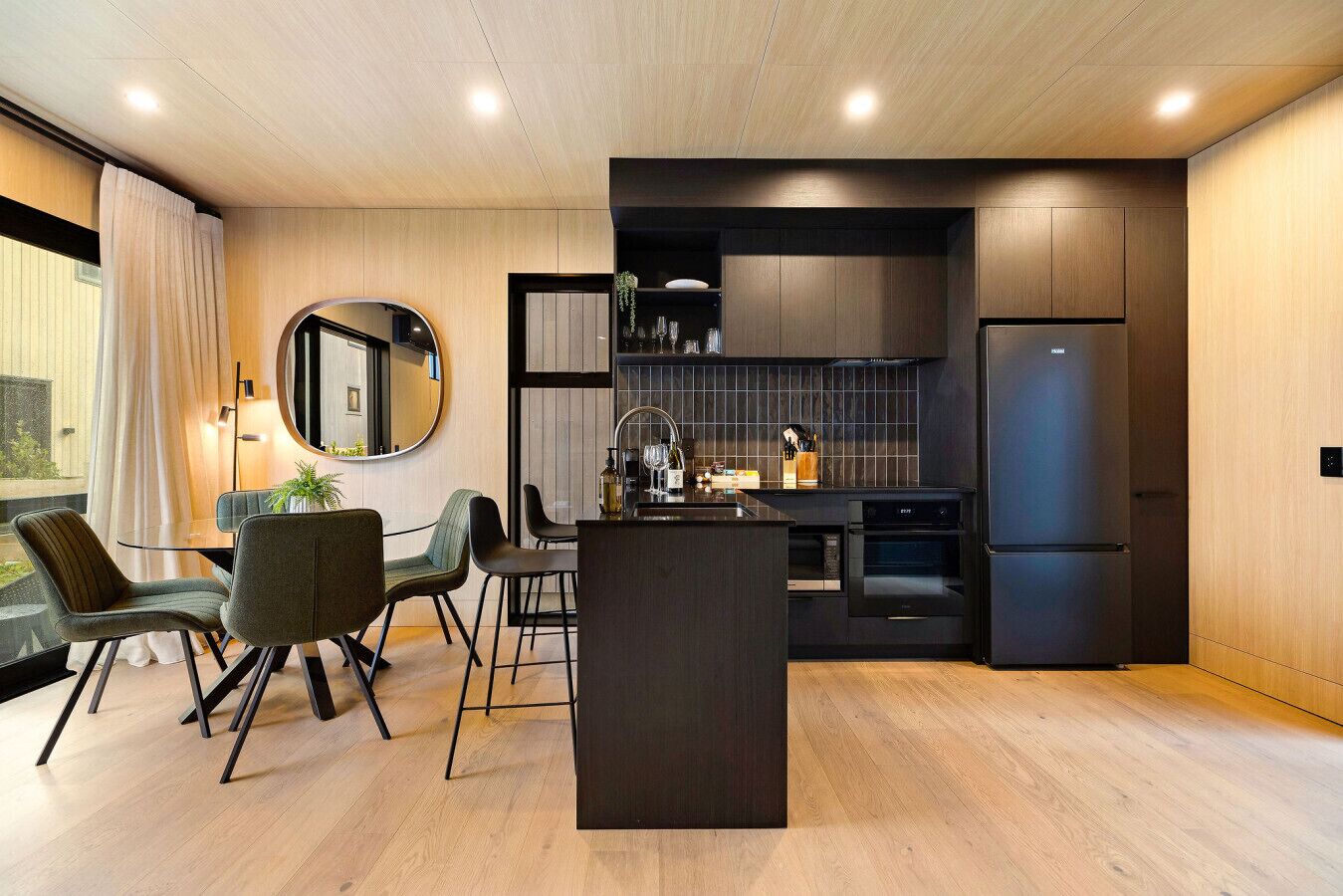 ثلاجة، ميكروويف، فرن، موقد طهي مسطح