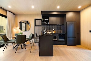 Kjøleskap, mikrobølgeovn, ovn og kokeplater