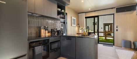 Kjøleskap, mikrobølgeovn, ovn og kokeplater