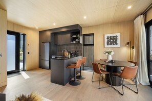 Dining - Luxury Queenstown 2Bed Villa (Queenstown)