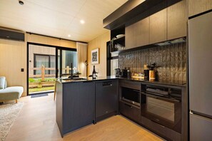 Kjøleskap, mikrobølgeovn, ovn og kokeplater