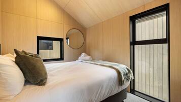 2 bedrooms, iron/ironing board, travel cot, WiFi