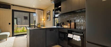 Een koelkast, een magnetron, een oven, een kookplaat