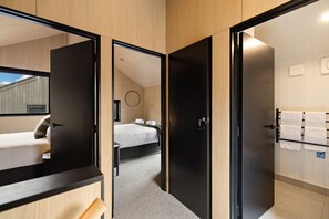 2 habitaciones, tabla de planchar con plancha, cuna de viaje y wifi 