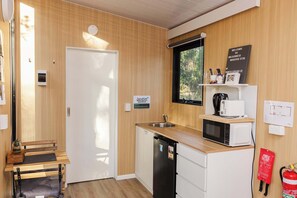 Réfrigérateur, micro-ondes, plaque de cuisson, grille-pain