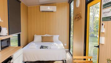 1 bedroom, bed sheets