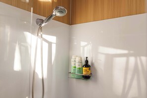 Douche, sèche-cheveux, serviettes fournies