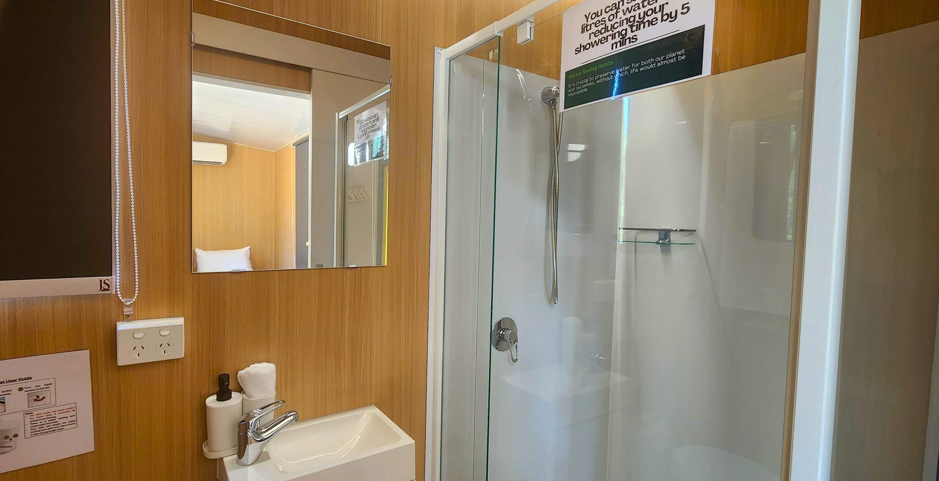 Regadera, secadora de cabello, toallas 