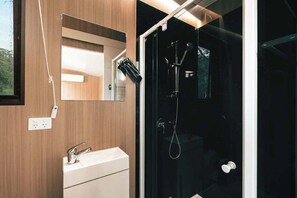 Shower, hair dryer, towels - Brisbane Ranges Hideaway by Tiny Away (Steiglitz)