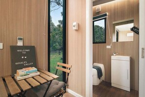 Douche, sèche-cheveux, serviettes fournies