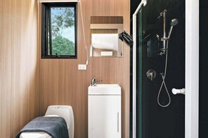 Douche, séchoir à cheveux, serviettes fournies