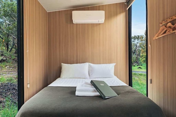 1 bedroom, bed sheets