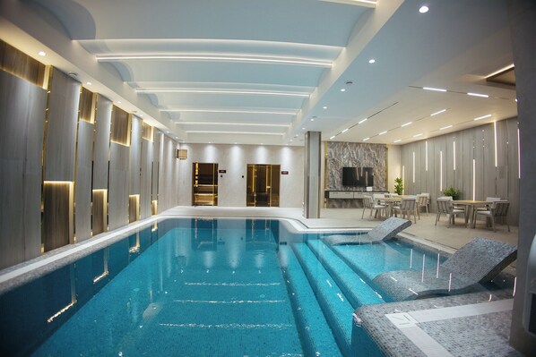 2 indendørs pools, åben fra kl. 10.00 til kl. 23.00, liggestole