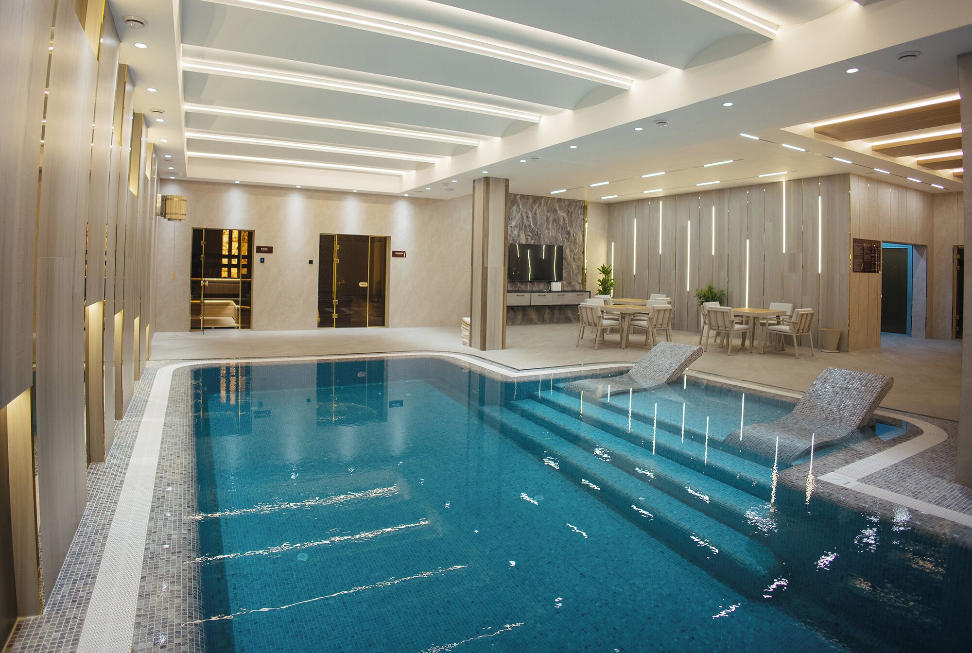 2 piscine coperte, con ingresso dalle 10:00 alle 23:00, lettini