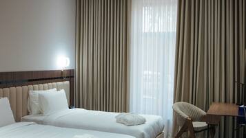 Habitación superior con 2 camas individuales | Caja de seguridad en la habitación y espacio para trabajar con laptop