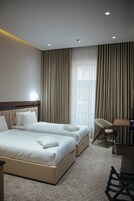 Superior-herbergi fyrir tvo, tvö rúm | Öryggishólf í herbergi, vinnuaðstaða fyrir fartölvur, hljóðeinangrun