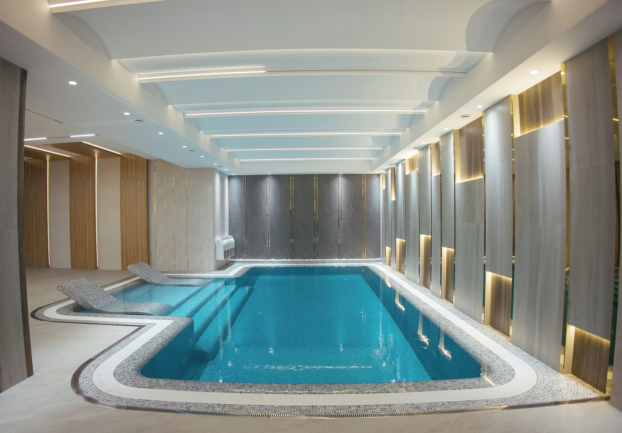 2 hồ bơi trong nhà, mở cửa từ 10:00 đến 23:00, ghế dài tắm nắng 