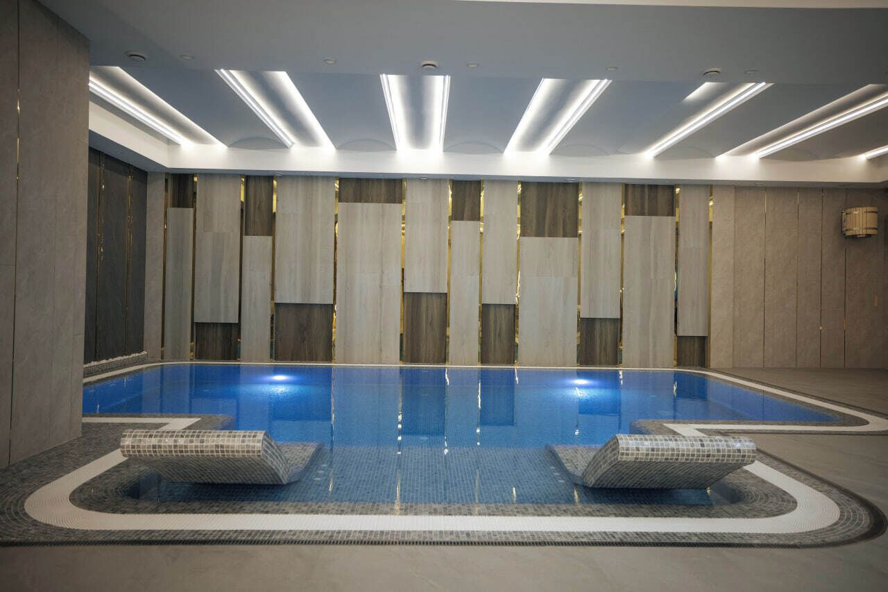 2 piscine coperte, con ingresso dalle 10:00 alle 23:00, lettini