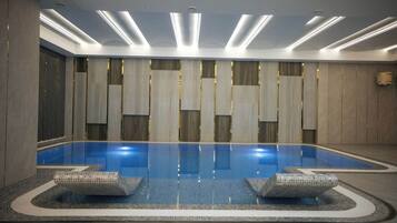 2 piscine coperte, con ingresso dalle 10:00 alle 23:00, lettini