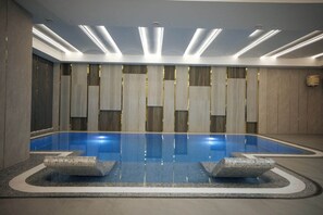 2 Innenpools, geöffnet von 10:00 Uhr bis 23:00 Uhr, LiegestĂŒhle