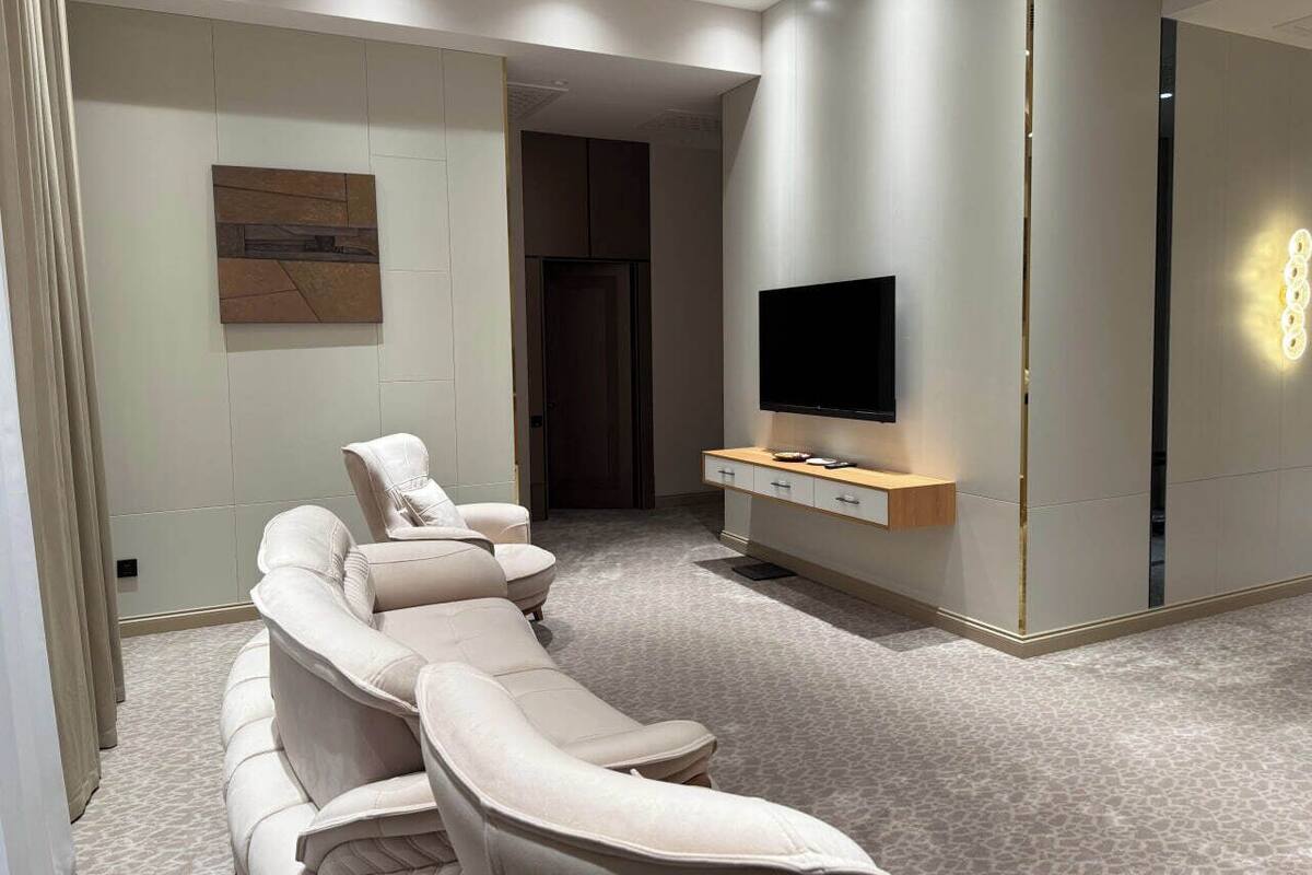 Superior Apartment | Living area | 43-cm Smart TV with digital channels, heated floors