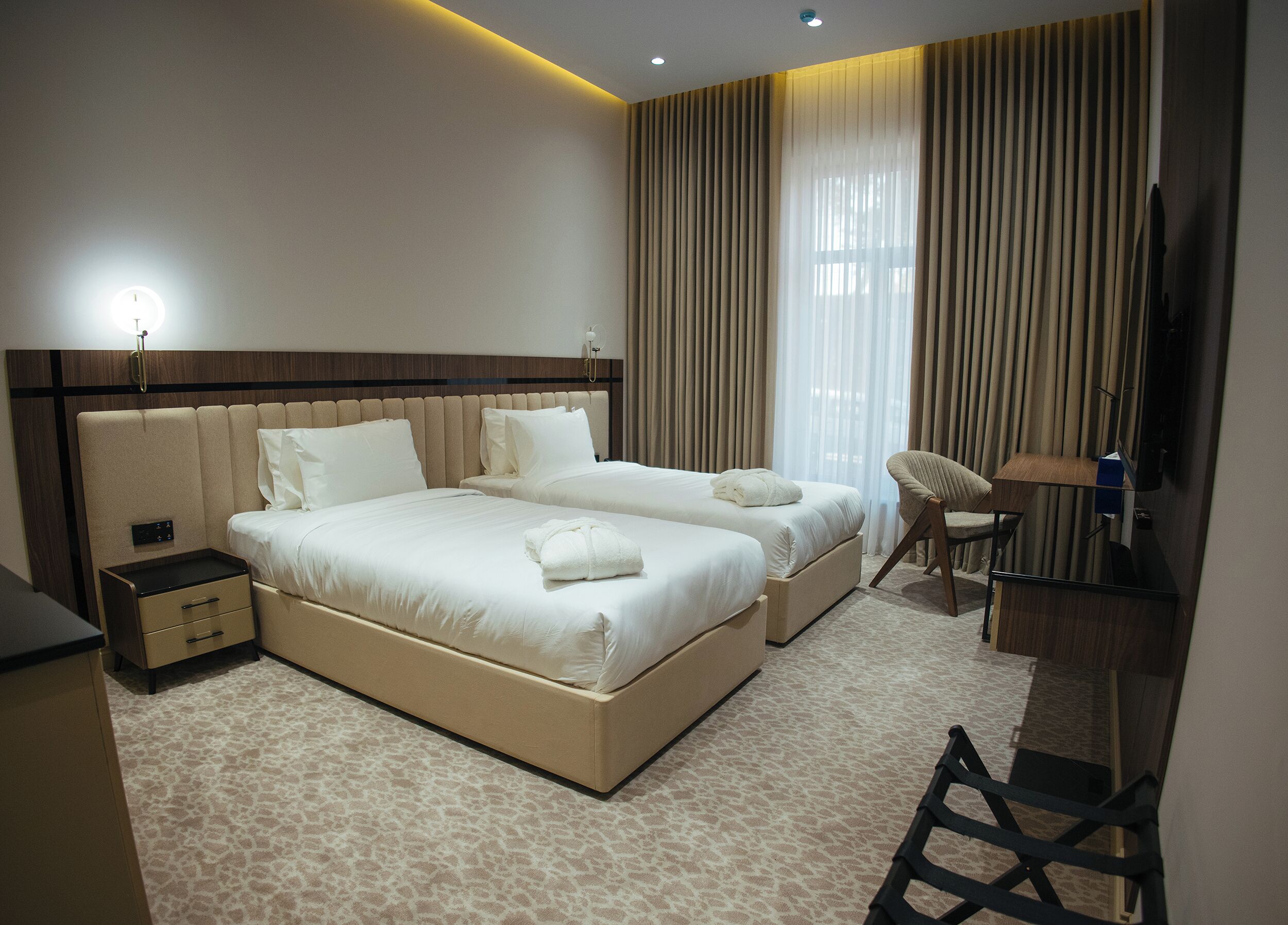 Kahden hengen superior-huone (kaksi sänkyä) | Tallelokero huoneessa, kannettavalle tietokoneelle sopiva työtila