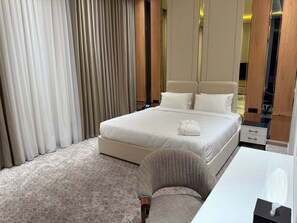 Superior Apartment | In-room safe, laptop workspace, soundproofing, rollaway beds
