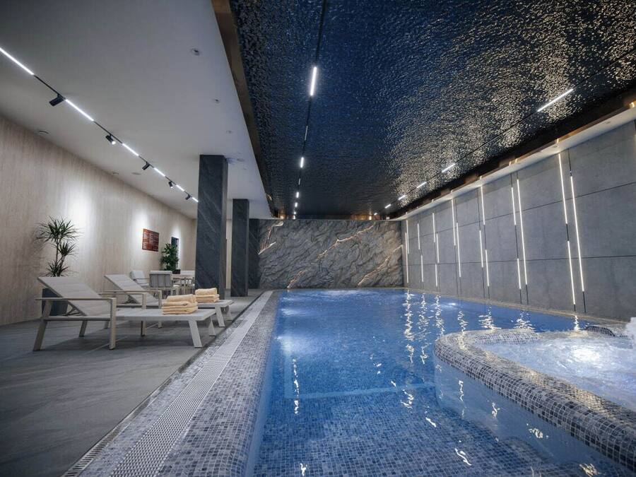 2 Innenpools, geöffnet von 10:00 Uhr bis 23:00 Uhr, Liegestühle