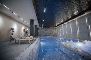 2 個室內泳池；10:00 至 23:00 開放；躺椅