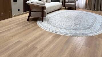 高级套房 | 客房内保险箱、笔记本电脑工作区、隔音、免费 WiFi