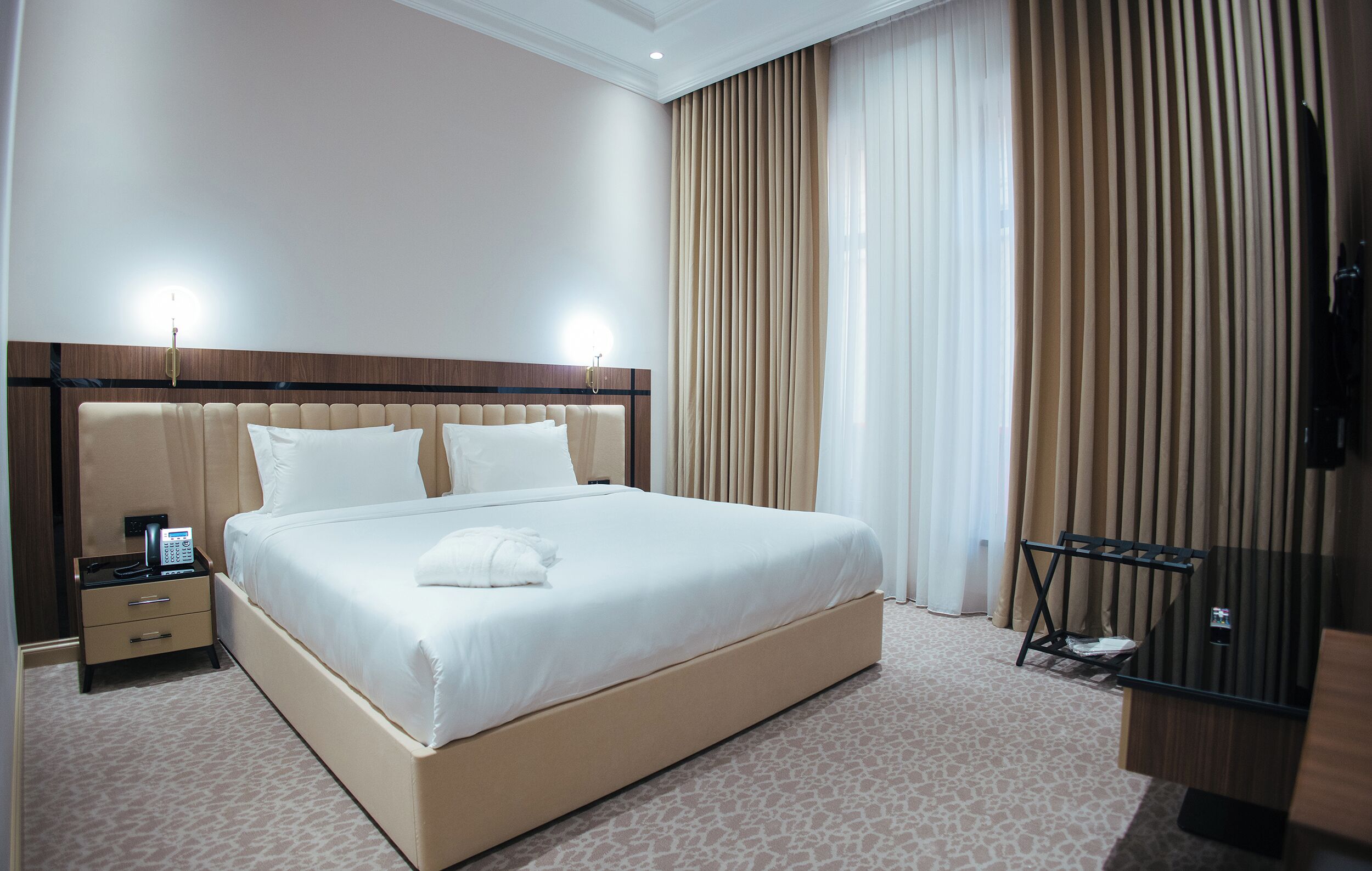 Kahden hengen standard-huone | Tallelokero huoneessa, kannettavalle tietokoneelle sopiva työtila