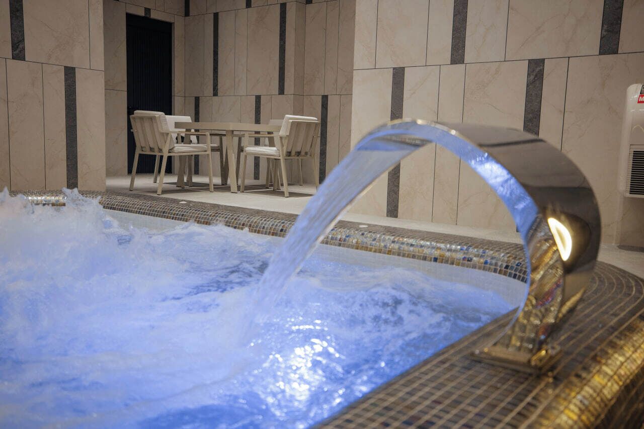 2 albercas techadas, acceso de 10:00 a 23:00, y camastros 