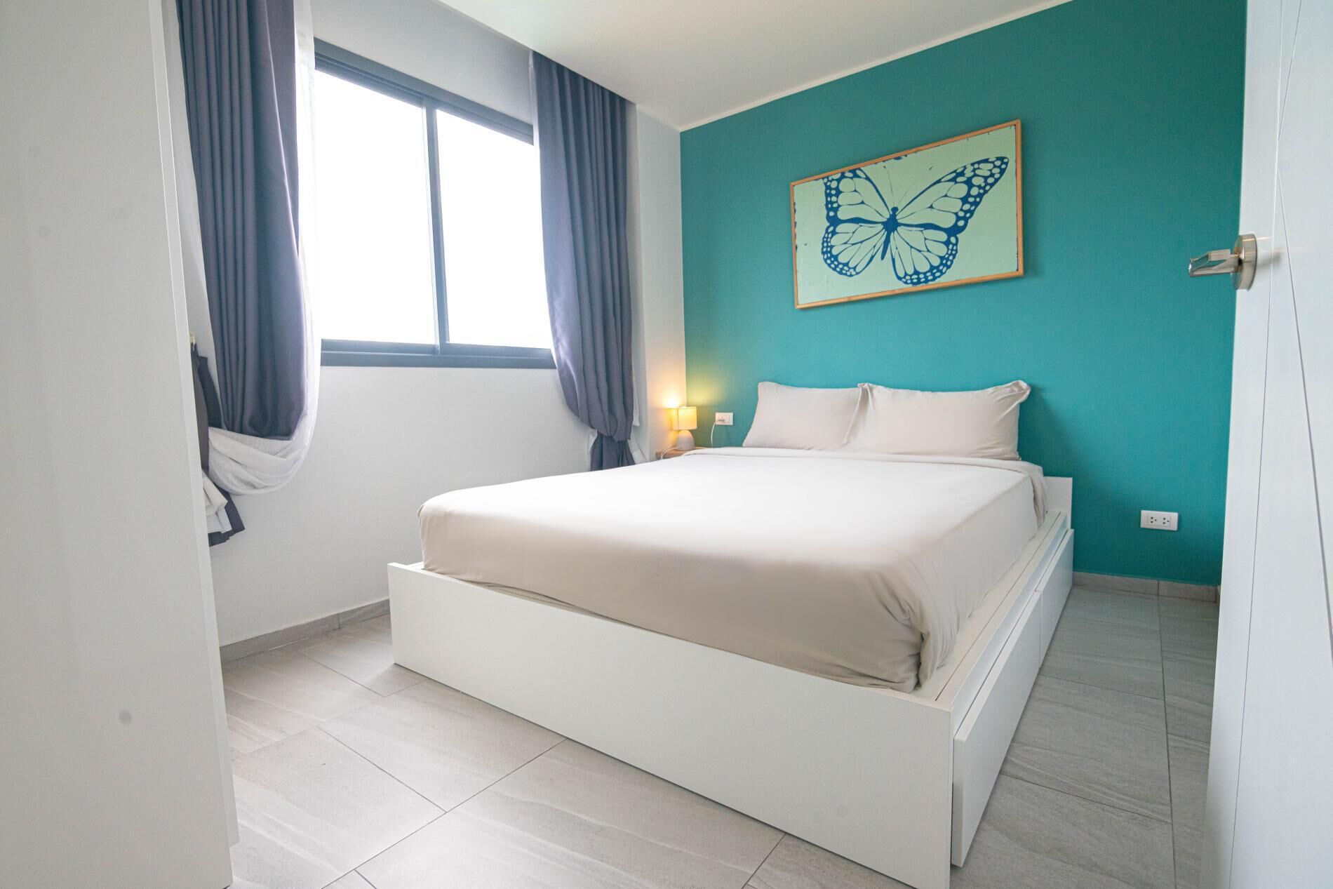 Apartamento, sacada | Cofres nos quartos, cortinas blackout, ferros/tábuas de passar roupa