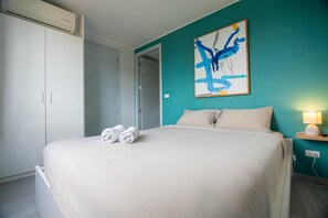 Apartament, balcó | Caixa forta a l'habitació, cortines opaques i planxa i posts de planxar 