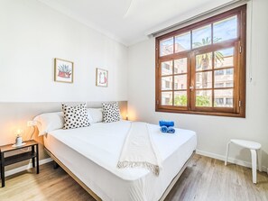 1 bedroom, desk, Internet