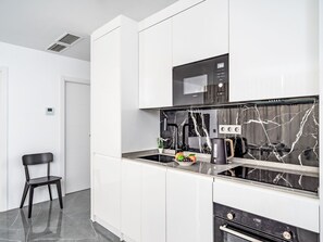 Een koelkast, een microgolfoven, een oven, een vaatwasser