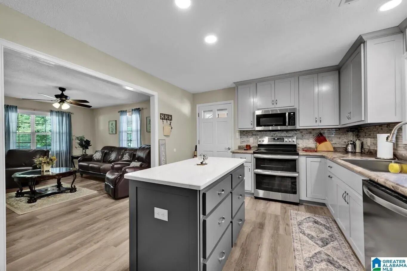 Mikrobølgeovn, ovn, kokeplater og oppvaskmaskin