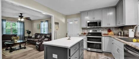 Microondas, horno, parrilla de estufa y lavavajillas