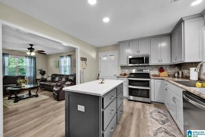 Mikrobølgeovn, ovn, kokeplater og oppvaskmaskin