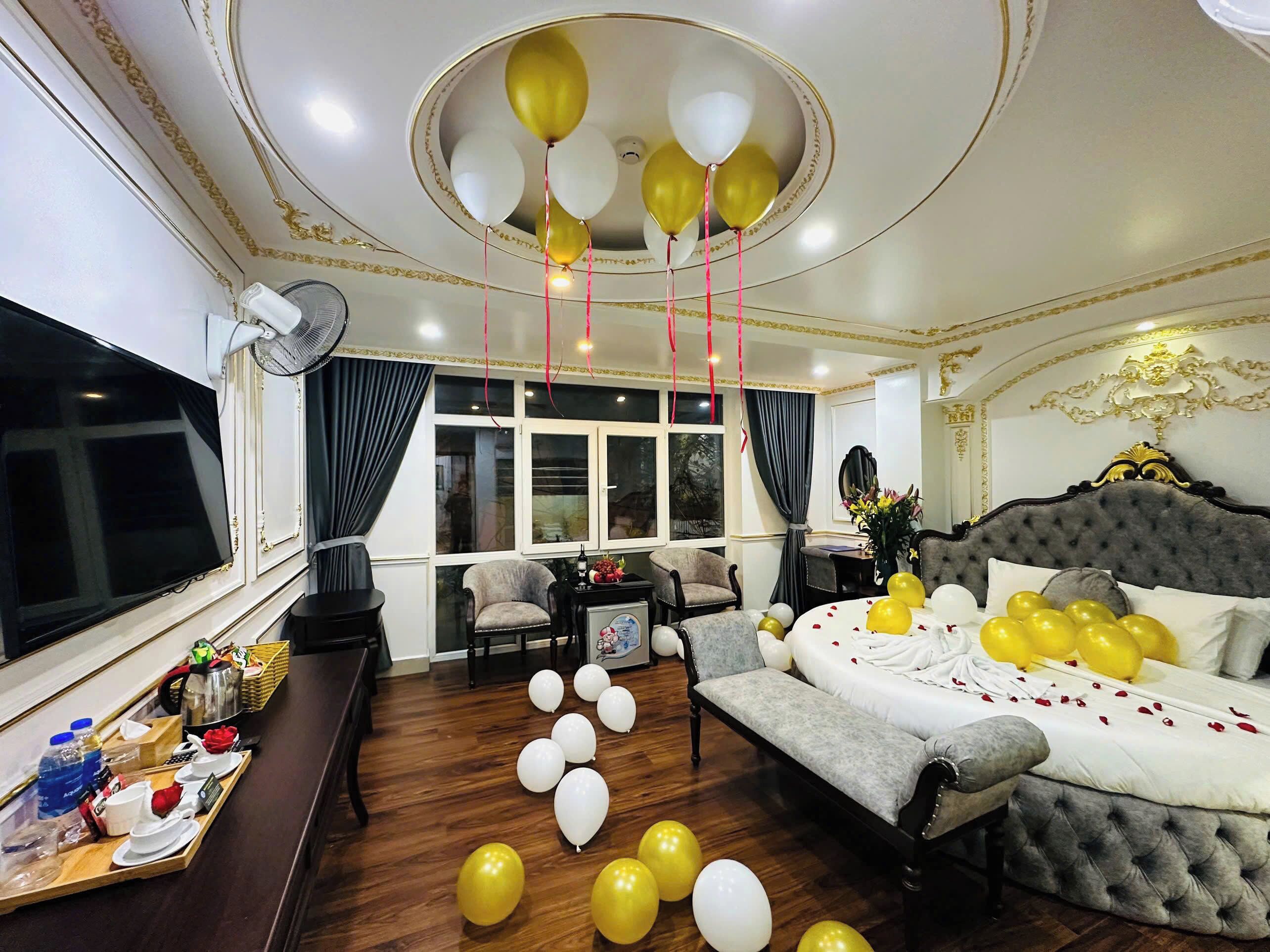 Suite, Balcony, City View | Bathroom | Shower, free toiletries, hair dryer, slippers